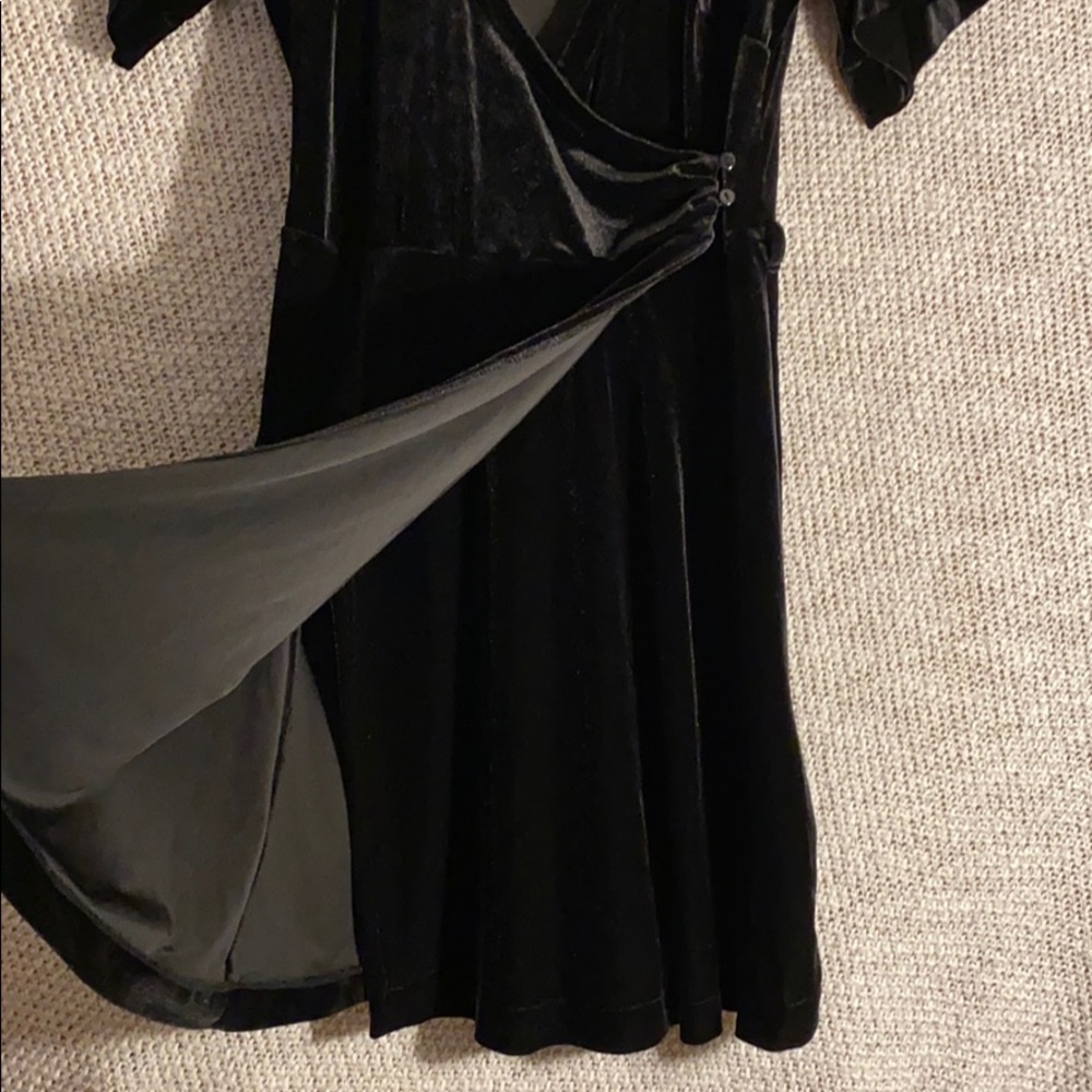 New Look Black Velvet V-Neck Mini-Dress - Picture 9 of 11